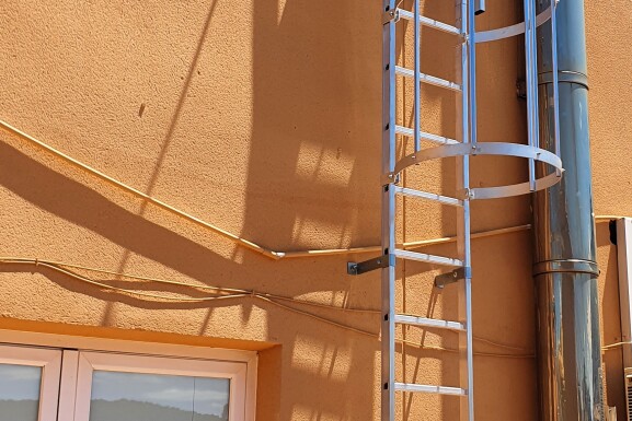 Escalera con Protección Dorsal